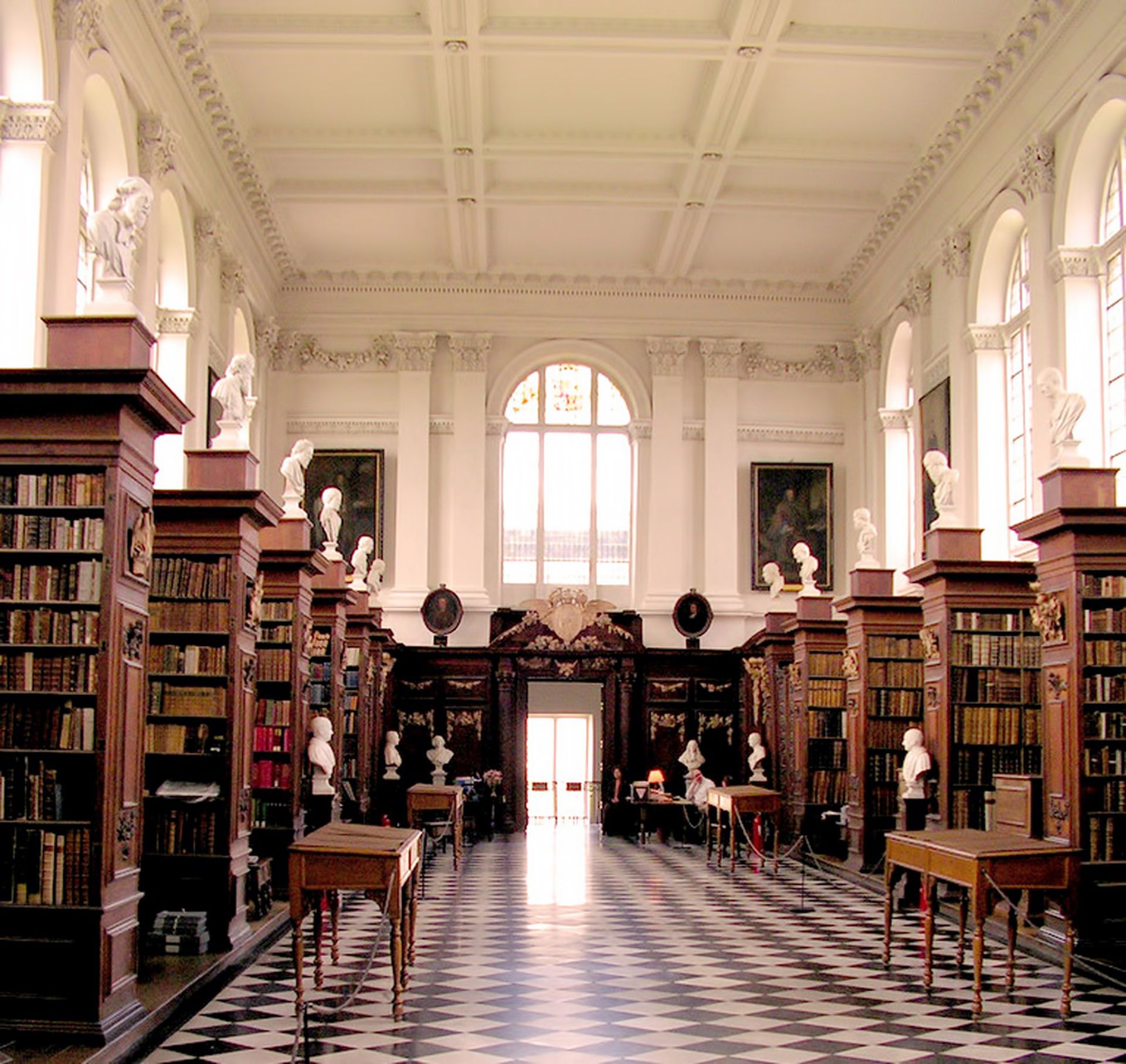 Page library. Библиотека Тринити-колледжа в Кембридже. 2. Библиотека Тринити-колледжа в Кембридже. Кембридж университет библиотека. Эстетика 19 века Англия библиотека.